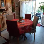홈스테이 Lit Double Dans Pavillon , Chez Lilyanne *