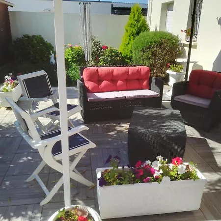 Lit Double Dans Pavillon , Chez Lilyanne * Tonnay-Charente