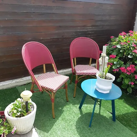 Lit Double Dans Pavillon , Chez Lilyanne منزل للإقامة *
