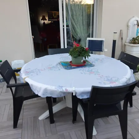 Lit Double Dans Pavillon , Chez Lilyanne Homestay Tonnay-Charente