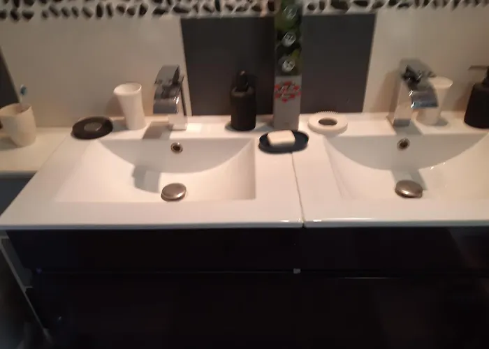 Lit Double Dans Pavillon , Chez Lilyanne ホームステイ *